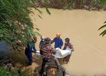 Pasukan bomba dan APM mengangkat mayat kanak-kanak yang ditemukan lemas di sungai berhampiran Kampung Kuala Apas, Tawau hari ini. - IHSAN JBPM Sabah