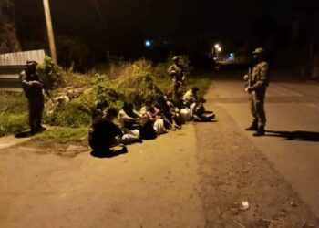 Pasukan ESSCOM menahan 10 PATI yang bersembunyi di kawasan semak di Jalan Pantai Tawau Lama, Tawau tengah malam tadi.-IHSAN ESSCOM