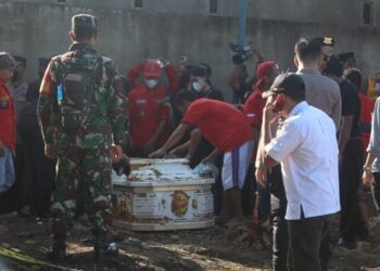 KUBUR Nofriansyah Yosua Hutabarat digali semula selepas timbul kekeliruan mengenai punca kematiannya. - AGENSI