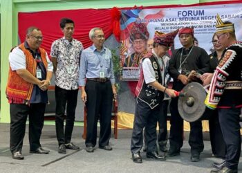 JEFFREY Kitingan (empat kiri) menyempurnakan penutupan forum sempena Hari Orang Asal Sedunia di Kota Kinabalu hari ini.