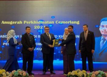 HASBI HABIBOLLAH (dua dari kiri) menyampaikan Anugerah Perkhidmatan Cemerlang kepada salah seorang penerima Pegawai MARA bagi Peringkat Negeri Sarawak, di Kuching hari ini.