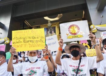 SEKUMPULAN ahli BPP melakukan protes mengenai isu logo halal di hadapan Menara CP di Bangkok. - AGENSI
