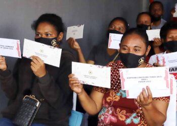 KERAJAAN menyasarkan bantuan wang tunai itu kepada lebih 20 juta keluarga berpendapatan rendah di seluruh Indonesia. - AGENSI