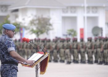 AFFENDI Buang ketika menyampaikan perutusan sempena perbarisan Hari ATM ke-88 yang diadakan di Kem Segenting, Port Dickson hari ini.-UTUSAN/MOHD. SHAHJEHAN MAAMIN.