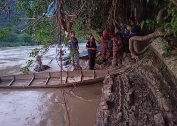 Jenis bot pengangkutan digunakan mangsa yang hanyut di Sungai Padas berhampiran Kampung Kalandos, Pangi, Tenom.-IHSAN Bomba