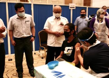 MOHD. Shahzihan (kiri) Ahmad bersama Pengarah kesihatan Selangor, Datuk Shaari Ngadiman (tengah) melihat pegawai JAIS hadir menerima suntikan vaksin sewaktu program vaksinasi khas bagi guru-guru KAFA, pegawai masjid, AJK masjid Selangor yang belum menerima vaksin dekat Dewan Syarahan Islam Shah Alam di Masjid Sultan Salahuddin Abdul Aziz Shah, Shah Alam, Selangor pada hari ini. UTUSAN/ZULFADHLI ZAKI