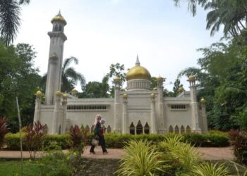 PENGUNJUNG melihat replika Masjid Sultan Omar Ali Saifuddin, Brunei di Taman Monumen, Taman Tamadun Islam (TTI) di Kuala Terengganu, hari ini. - PUQTRA HAIRRY ROSLI