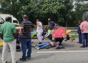 KEADAAN nahas empat buah kenderaan di Kilometer 225, Lebuhraya Utara-Selatan (arah Utara), Remba petang tadi yang menyebabkan seorang pemandu lori maut manakala tujuh anggota polis cedera.-GAMBAR/IHSAN POLIS