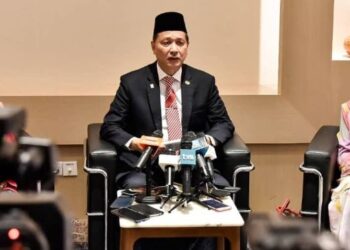 NOOR Hisham Abdullah (tengah) semasa sidang akhbar Persidangan Saintifik Pakar Perubatan Keluarga di Kota Kinabalu hari ini.