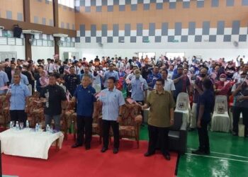 ISMAIL Mohamed Said (tengah) bersama tetamu kehormat dan pemimpin masyarakat dan ibu bapa pada program Outreach Bersama Timbalan Menteri Dalam Negeri 1 di Kerdau, Temerloh, Pahang. - UTUSAN/SALEHUDIN MAT RASAD