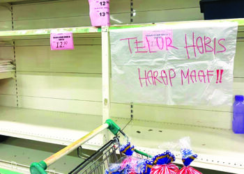 TINJAUAN Utusan Malaysia di beberapa pasar raya di Jerantut, Pahang mendapati bahagian telur kosong membabitkan semua jenis gred bahan mentah tersebut. - UTUSAN/NORHAFIZAN ZULKIFLI