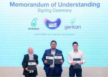 SUFIAN Abdullah (tengah) bersama wakil anak-anak syarikat Petroas menunjukkan dokumen kerjasama membabitkan pembangunan lestari.