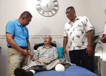 TAKIYUDDIN Hassan (kiri) mengadakan kunjungan ke atas bekas lagenda bola sepak negara Mohd. Hashim Mustapa yang terpaksa memotong kaki kirinya akibat jangkitan kuman di Kota Bharu, Kelantan semalam.UTUSAN/YATIMIN ABDULLAH