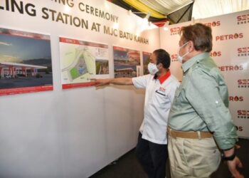Abang Johari Tun Openg (kanan) mendengar penerangan mengenai lokasi Stesen Pelbagai Bahan Api Petros daripada Pengerusi SEDC, Tan Sri Abdul Aziz Husain pada majlis pecah tanah  pembinaan stesen Petros di Bandar MJC, Batu Kawa, hari ini.