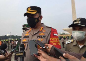 KETUA Polis Metro Jakarta Pusat, Hengki Hariyadi bercakap kepada media mengenai rampasan syabu seberat 35 kilogram. - AGENSI