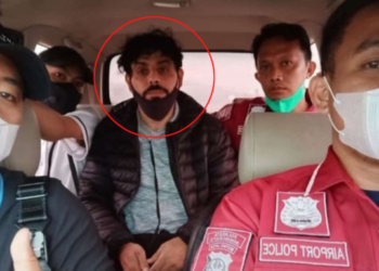 SUSPEK (dalam bulatan merah) ditahan polis selepas dia didakwa menyimbah asid ke isterinya sehingga wanita itu maut. - AGENSI