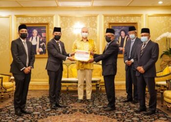 SULTAN Nazrin Muizzuddin Shah menyaksikan Salim Majid Zain (dua dari kiri) menyampaikan cek sumbangan pembiayaan untuk penubuhan USAS Takaful Academy kepada Nordin Kardi di Istana Changkat, Kuala Lumpur baru-baru ini. - UTUSAN/IHSAN USAS