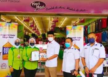 MUHAMAD Zikril Azan Abdullah (dua, kanan) mengiringi Mohd. Zawawi Ahmad Mughni (tiga, kanan) pada majlis penyerahan sijil Anugerah Kedai Harga Patut oleh KPDNHEP kepada wakil Pusat Pakaian Hari-Hari, Ole-Ole, Seksyen 18, Shah Alam, Selangor hari ini.