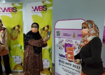DR. SITI Mariah Mahmud mengimbas kod QR pada poster sebagai simbolik pelancaran Talian Selamat kendalian Wanita Berdaya Selangor Sdn Bhd yang beroperasi selama 24 jam di Shah Alam, Selangor hari ini.