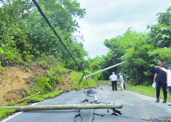 KEADAAN laluan Jalan Panchang-Chengkau dekat Durian Daun, Rembau yang rosak teruk dan ditutup susulan kejadian tanah runtuh pada 19 November lalu. – UTUSAN/NOR AINNA HAMZAH