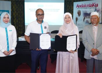 Mujibburrahman Abd. Rashid (dua kiri) bertukar dokumen perjanjian dengan Ida Riswana Idris (dua kanan) pada majlis menandatangani perjanjian kerjasama BSN dan Andalusia Travel & Tours di Kuala Lumpur, semalam. Turut serta Ketua Jabatan Perbankan Runcit BSN, Norainah Mohmad Zakuan (kiri) dan Pengerusi Eksekutif Andalusia Travel & Tours, Datuk Md. Daud Che Ngah. – UTUSAN/FAUZI BAHARUDIN