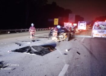 KEADAAN Proton Wira yang terlibat dalam kemalangan di Lebuh Raya PLUS, Rawang pagi tadi.