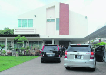 Dua buah kenderaan dinaiki pegawai Suruhanjaya Pencegahan Rasuah Malaysia (SPRM) memasuki kawasan rumah banglo Ketua Menteri Pulau Pinang pada Mei 206.