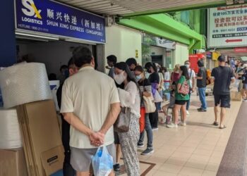 WARGA China beratur untuk menghantar bekalan perubatan di Shun Xing Express di Kompleks Taman Rakyat di Singapura kelmarin. - DAVINA THAM
