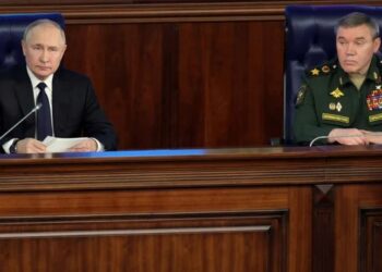 PRESIDEN Russia, Vladimir Putin (kiri) menghadiri mesyuarat Lembaga Kementerian Pertahanan di Moscow baru-baru ini.-AGENSI