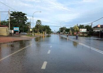 AIR dilihat mulai surut di kawasan persimpangan lampu isyarat menuju ke Kompleks Imigresen, Kastam, Kuarantin dan Keselamatan (ICQS) Rantau Panjang, Kelantan hari ini-UTUSAN/IHSAN PEMBACA