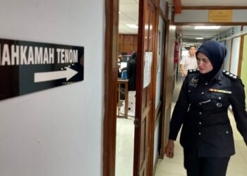 SITI Nooraini Mohd. Sahid semasa menghadiri perbicaraan membabitkan Ebit Lew di Mahkamah Majistret, Tenom hari ini.