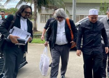 EBIT Lew (kanan) semasa menghadiri perbicaraan di Mahkamah Majistret, Tenom hari ini.