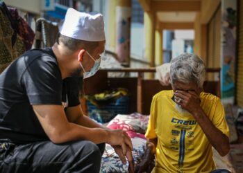 EBIT Lew bertemu seorang warga emas yang tinggal di kaki lima di tepi kedai di Negeri Sembilan.
