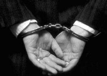 SUSPEK yang enggan keluar dari kenderaan berjaya digari, namun pintu keretanya gagal dibuka kerana tersepit dengan kereta polis. - GAMBAR HIASAN