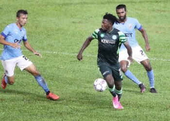 PENYERANG Melaka United, Ifedayo Olusegun Omosuyi (tengah) dicabar dua  pemain PJ City dalam aksi Liga Super di Stadium Hang Jebat, Paya Rumput malam ini. - UTUSAN/RASUL AZLI SAMAD