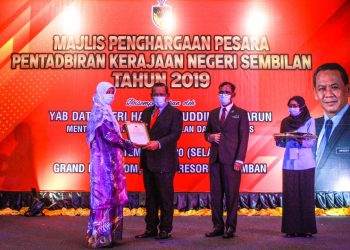 AMINUDDIN Harun menyampaikan sijil penghargaan kepada  seorang pesara pada Majlis Penghargaan Pesara Pentadbiran Kerajaan Negeri Sembilan Tahun 2019 di Seremban pada 29 September 2020.-UTUSAN/MUHAMMAD IZZAT TERMIZIE.