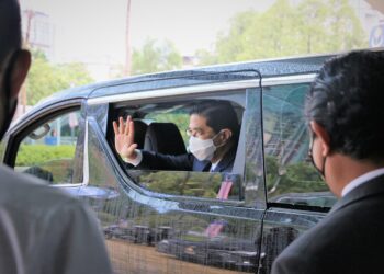 MOHAMED Azmin Ali melambai tangan selepas mengucapkan selamat tinggal kepada kakitangan Kementerian Perdagangan Antarabangsa dan Industri.