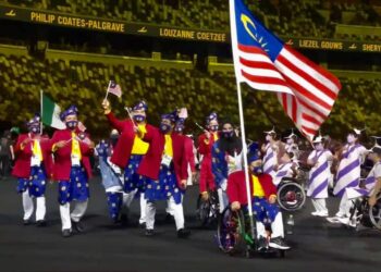 KONTIJEN Malaysia dalam perbarisan dengan giliran  yang ke-139 memasukinya di Stadium Olimpik, Tokyo. - GAMBAR HIASAN/IHSAN MPM