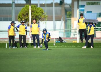 PESERTA Karnival Sukan MSN Perlis berpeluang merasai sendiri pengalaman bermain sukan boling padang di Gelanggang Boling Padang Kompleks Sukan Tuanku Syed Putra, Kangar, Perlis hari ini. -UTUSAN/IZLIZAN OTHMAN