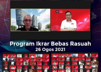 DOMINIC Lau (kanan) mengetuai lafaz Ikrar Bebas Rasuah (IBR) Gerakan secara maya sambil disaksikan Razim Mohd. Noor (kiri), baru-baru ini. – FB PARTI GERAKAN RAKYAT MALAYSIA