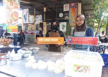 Norasiah Abdul Rahman dan anaknya, Nurul Nadia Ismail turut bimbang perniagaan mereka terjejas dengan PKP yang bermula di Kedah hari ini