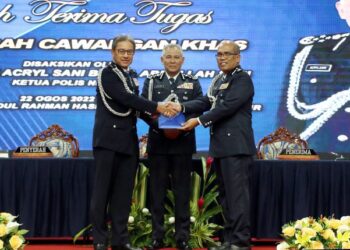 BAHARUDDIN (kanan) dilantik bagi memangku jawatan Pengarah Cawangan Khas Bukit Aman menggantikan Zamri (kiri) yang bersara wajib.