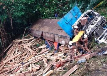 ANGGOTA bomba dan penyelamat mengeluarkan pemandu lori muatan kayu bergaji yang terbabas ke dalam gaung dalam kemalangan  di Kilometer 43.3 Lebuh Raya Kuala Lumpur ke Karak (menghala ke Timur) pada 29 Julai lalu berdekatan Bentong, Pahang. - IHSAN IPD BENTONG