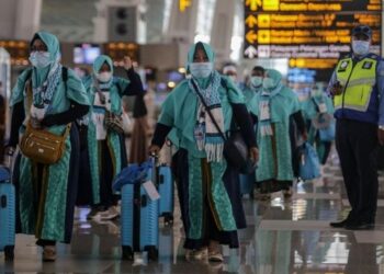 Kerajaan Indonesia memutuskan untuk terus menghantar jemaah bagi menunaikan umrah di Arab Saudi. - AGENSI