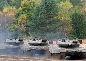 JERMAN berdepan tekanan hebat untuk meluluskan kereta kebal Leopard ke Ukraine. - AFP 