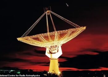 PENYELIDIK mampu mengesan isyarat radio itu dengan menggunakan teleskop gergasi berhampiran Pune, Maharashtra di India.-AGENSI