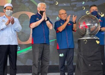 RONALD Kiandee (tiga kiri) melancarkan logo sambutan Jubli Emas KADA di Ladang Merdeka Jelor, Pasir Puteh, hari ini. - UTUSAN/TOREK SULONG