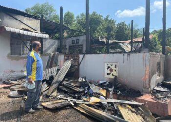 MALIK Yassin melihat rumahnya yang hangus terbakar dalam kejadian kebakaran di Kampung Batu 8 1/2, Kampung Paya Rumput, Melaka. - UTUSAN/DIYANATUL ATIQAH ZAKARYA