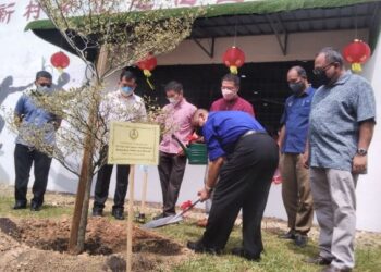 SAARANI Mohamad menanam pokok pada perasmian  gelanggang Arena Sukan Aulong di Taiping hari ini. - UTUSAN/WAT KAMAL ABAS