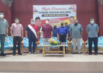 SAARANI Mohamad (tiga dari kanan) dan Nga Kor Ming (empat dari kiri) di atas pentas pada perasmian Arena Sukan Aulong di Taiping hari ini. - UTUSAN/WAT KAMAL ABAS